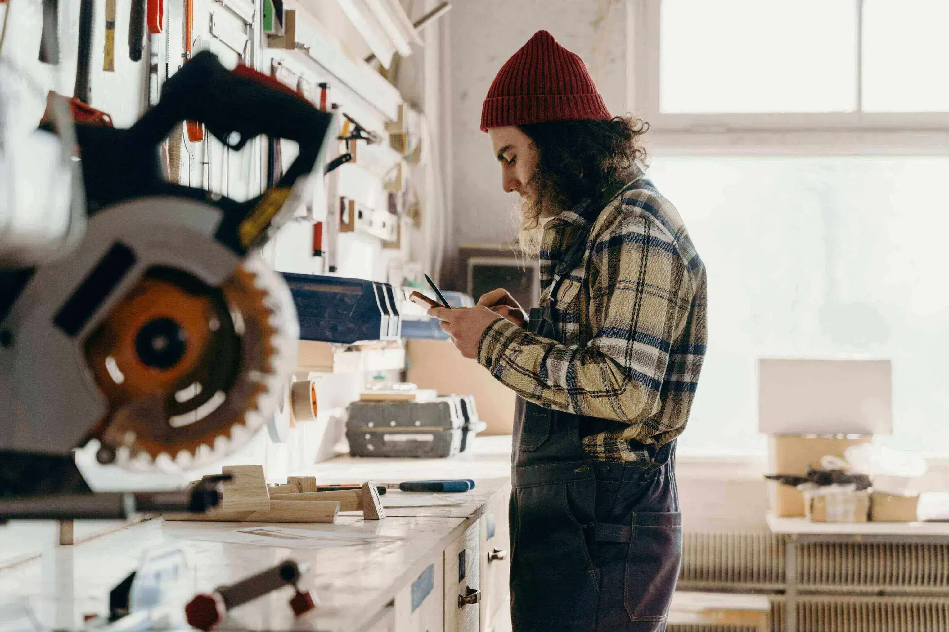Artisan travaillant avec ses outils dans un atelier de menuiserie